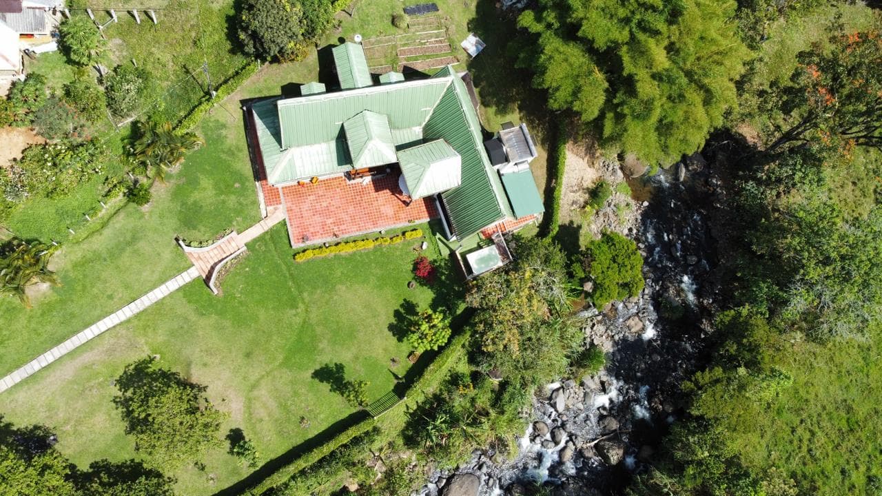Vista aérea de la finca y los cafetales entre las montañas